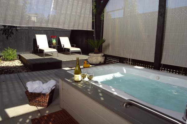 Outdoor hot tub in Vineyard Suite III