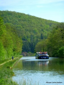 La Belle Epoque cruising on the Burgundy Canal