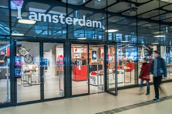 I amsterdam Store is a great first stop to pick up your I amsterdam City Card when visiting Amsterdam. You get free entry to many museums, free rides on public transportation and other discounts.