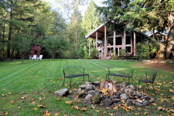 RiverRockInn BackyardFirepit