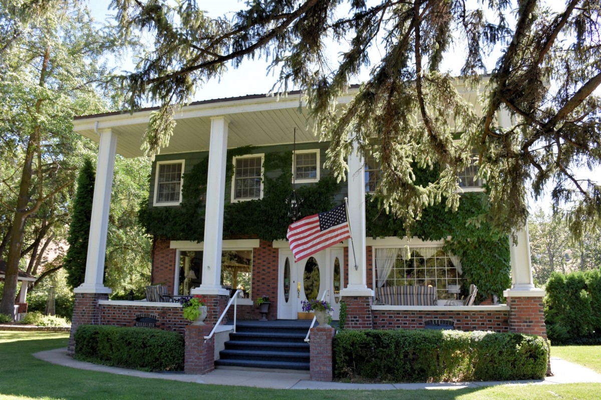 Warm Springs Inn & Winery: Elegance Along the River in Wenatchee, WA