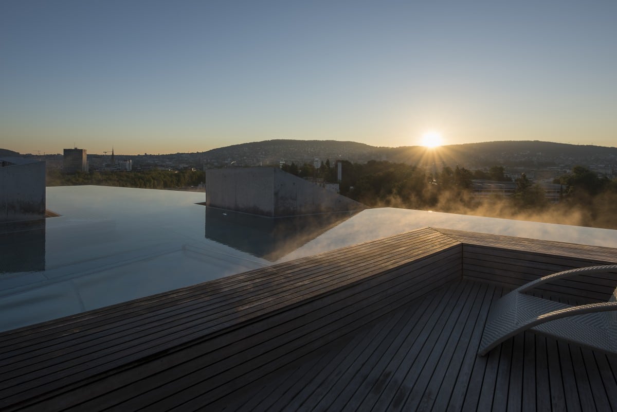 Rooftop pool. Thermalbad & Spa Zürich. Photo copyright Thermalbad & Spa Zürich, Adrien Barakat Photography