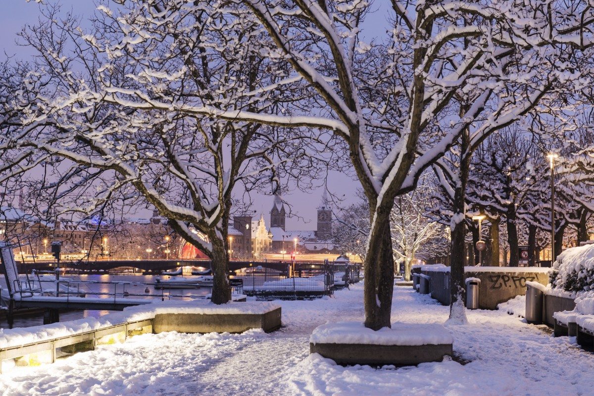 Promenade around Lake Zürich in winter. Photo by Christian Beutler copyright Zürich Tourism