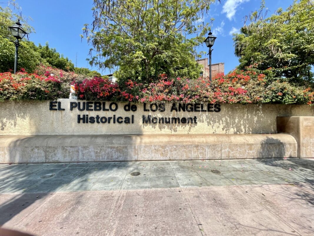 El.Pueblo.sign