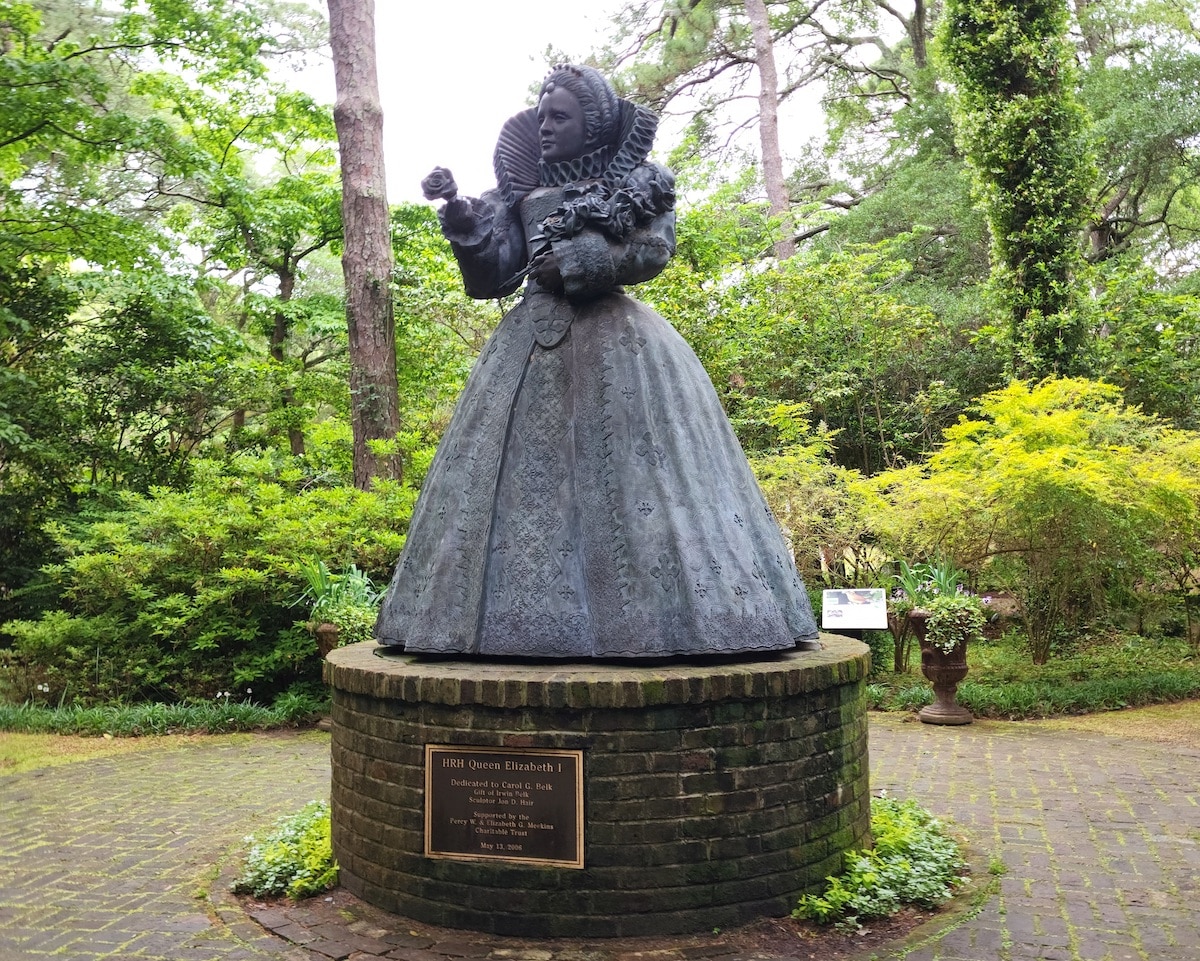 Queen Elizabeth I statue on Roanoke Island