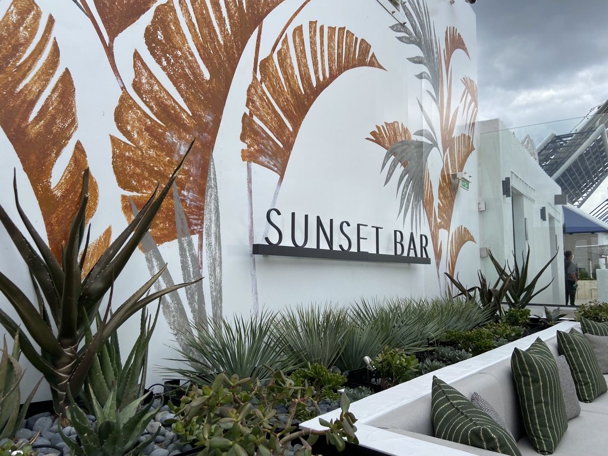 Sunset Bar Celebrity Beyond