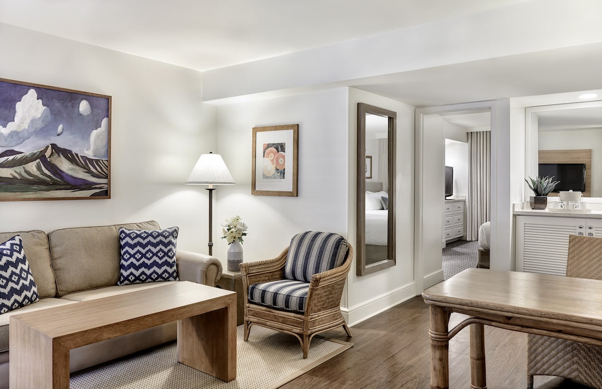 5 family-friendly staycations in Phoenix with spacious guest suites at the Arizona Grand Resort.