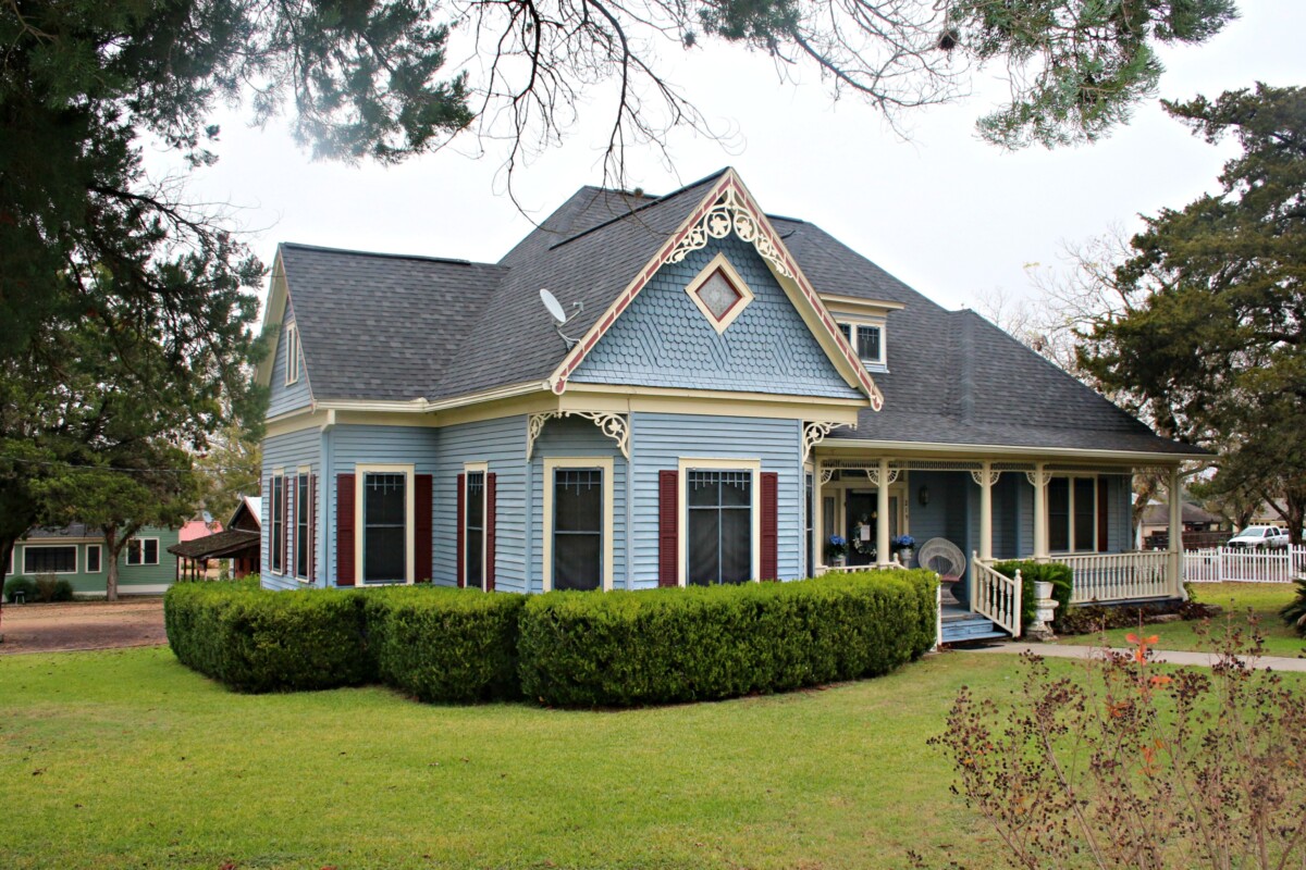 Pros and Cons of Staying in a Bed and Breakfast 3 Staying in a bed and breakfast.