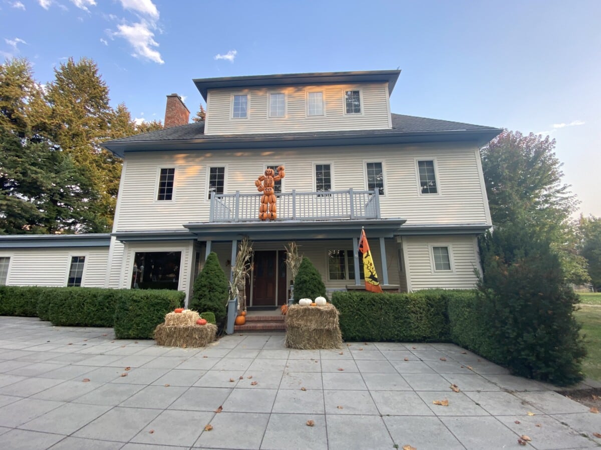 The main building at Gardenview, a vegan inn.