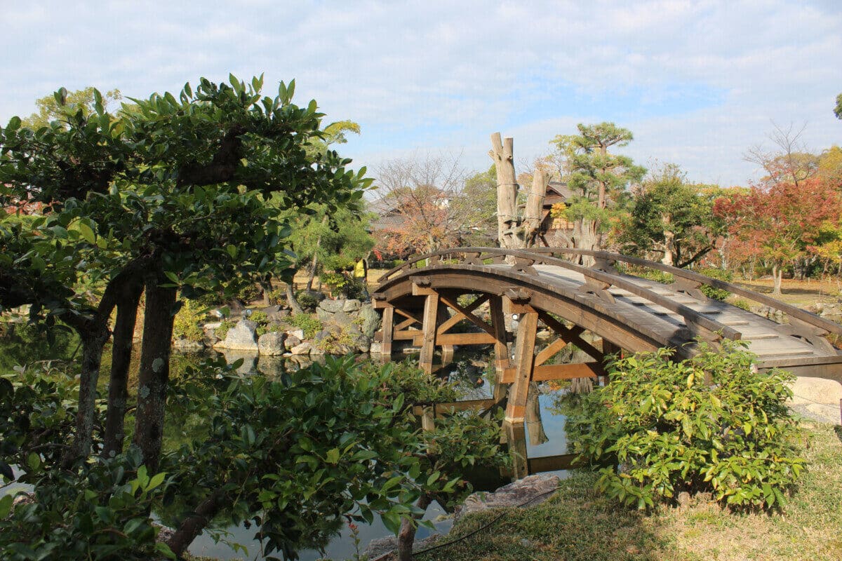 We found Shosei-en Garden and took a walk on a fall day. This bridge was bathed in the morning light begging to have its photo taken. It's easy to find this garden from the Kyoto Train Station. Just ask at the station's information office and plan on taking at least a half an hour to walk to and around the garden.