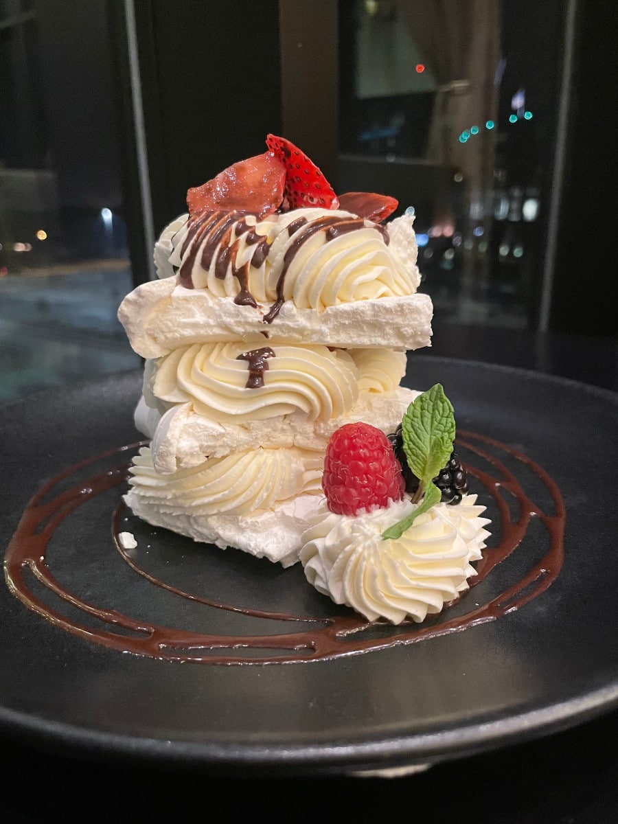 Schaum torte at Taverne in the Sky.