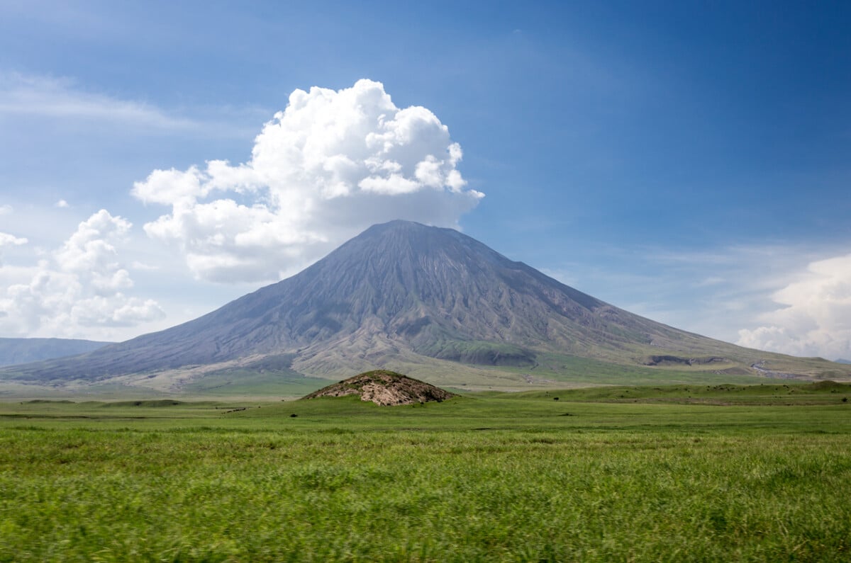 The Ol Doinyo Lengai is an active vulcanoe in Northern Tanzania, between the Rift Valley escarpment and Lake Natron. There is permanent vulcanic activity at the crater plateau. The Masai-tribe believes that it is home of their god "ngai".