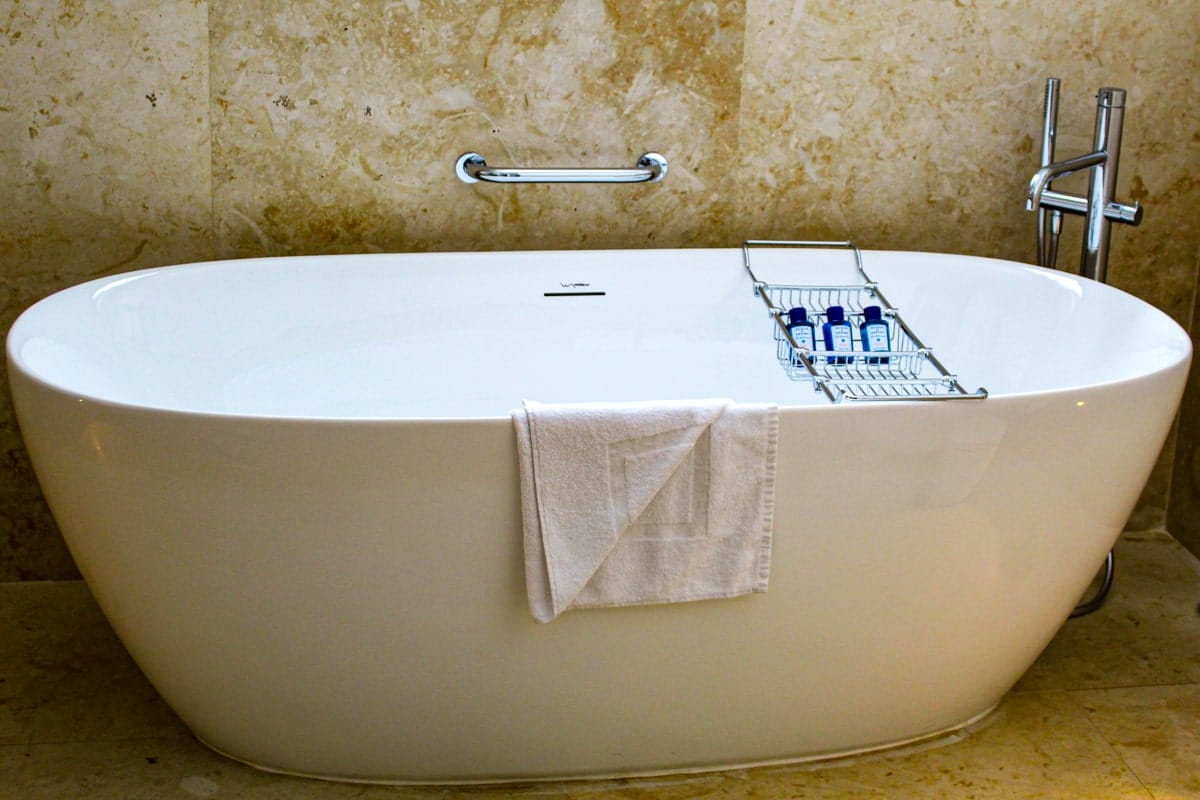 06 Soaking tub Phoenicia Malta ©Mary Charlebois min