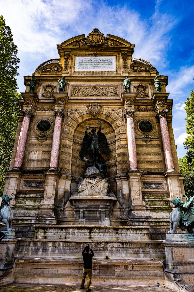 Le Fontane Saint-Michel overlooks Place Saint-Michel in Paris.