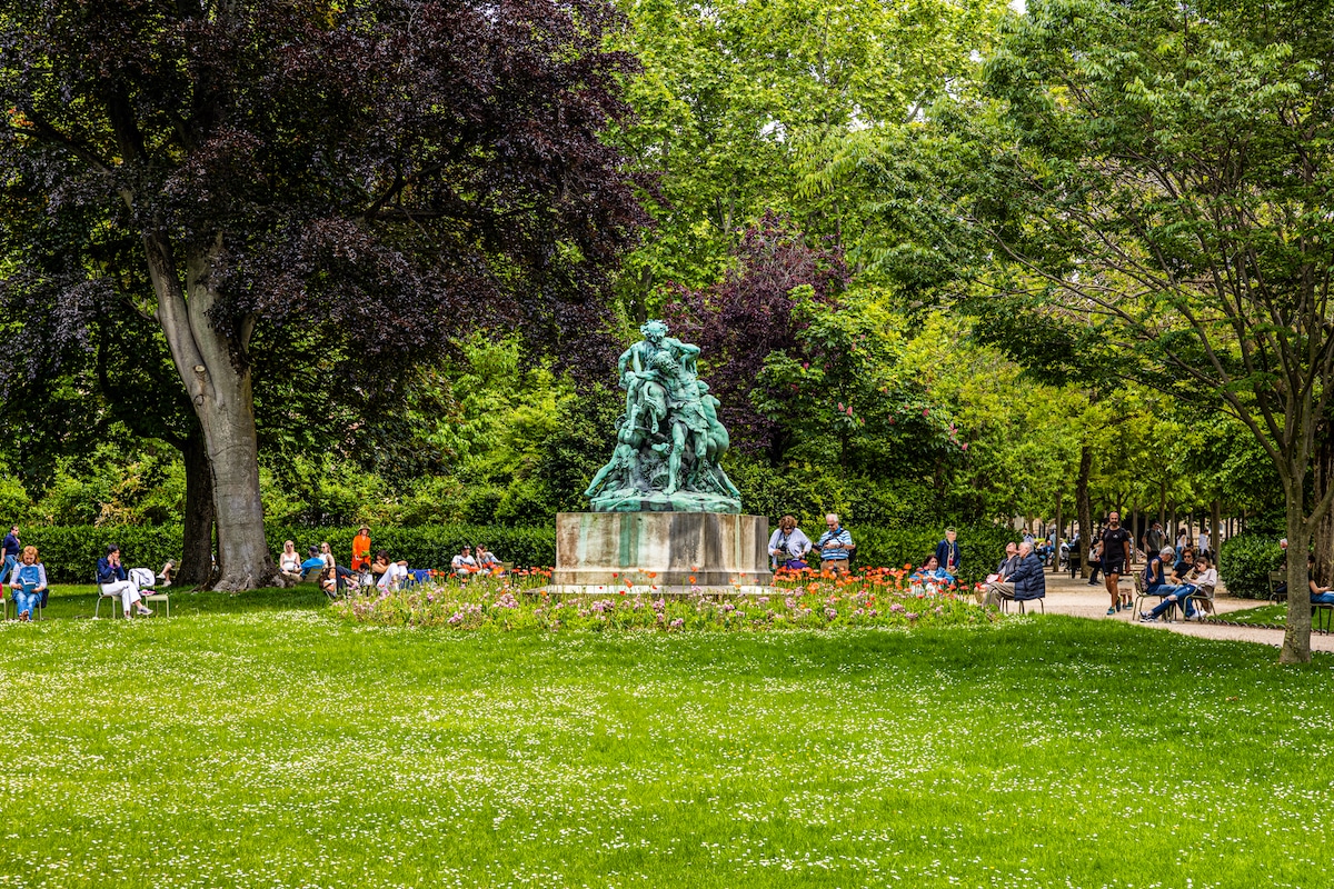 In Parisian parks, there are benches, as are found in parks everywhere.