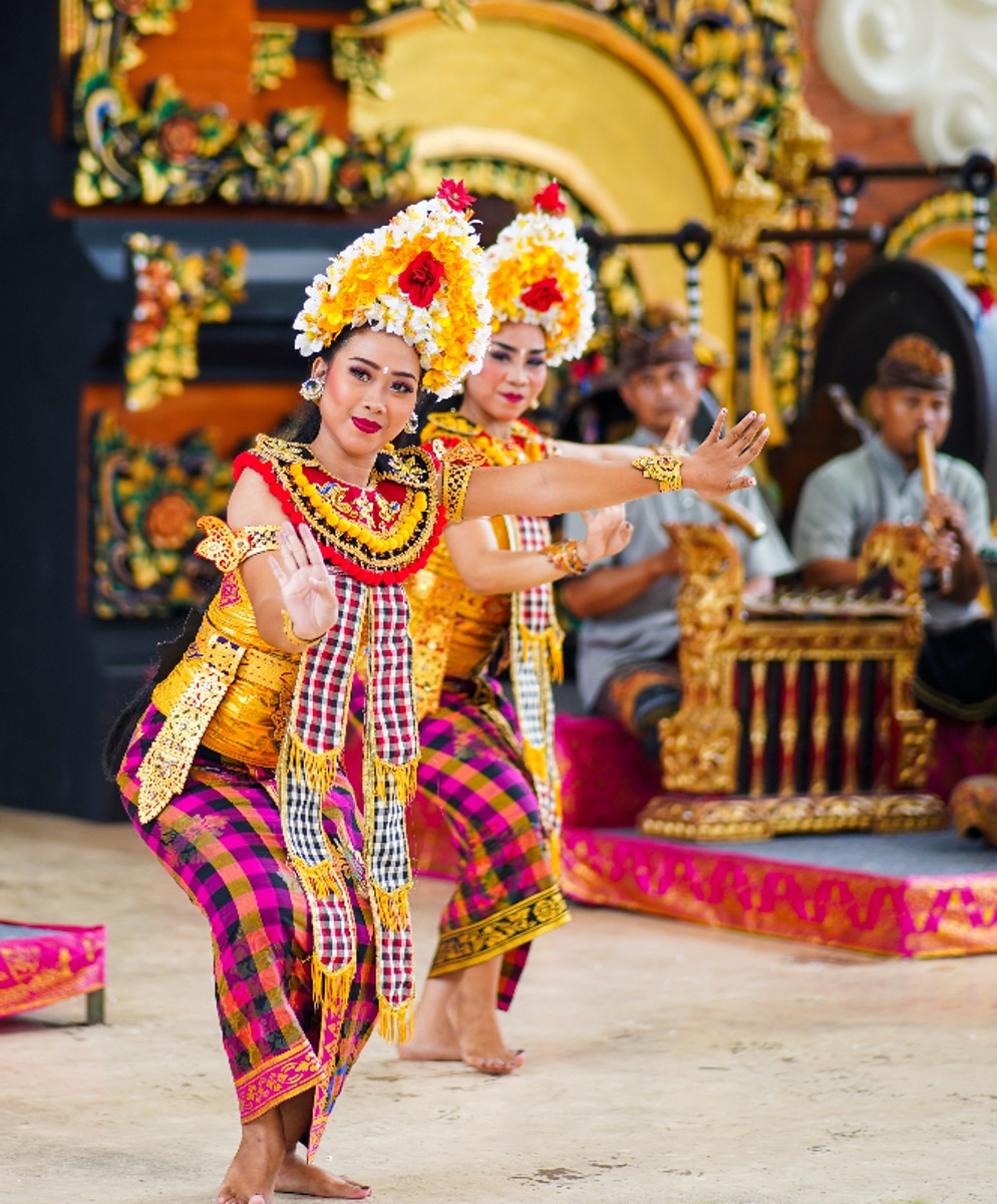 Best of Balinese Culture in Ubud Dancers at Arma Museum