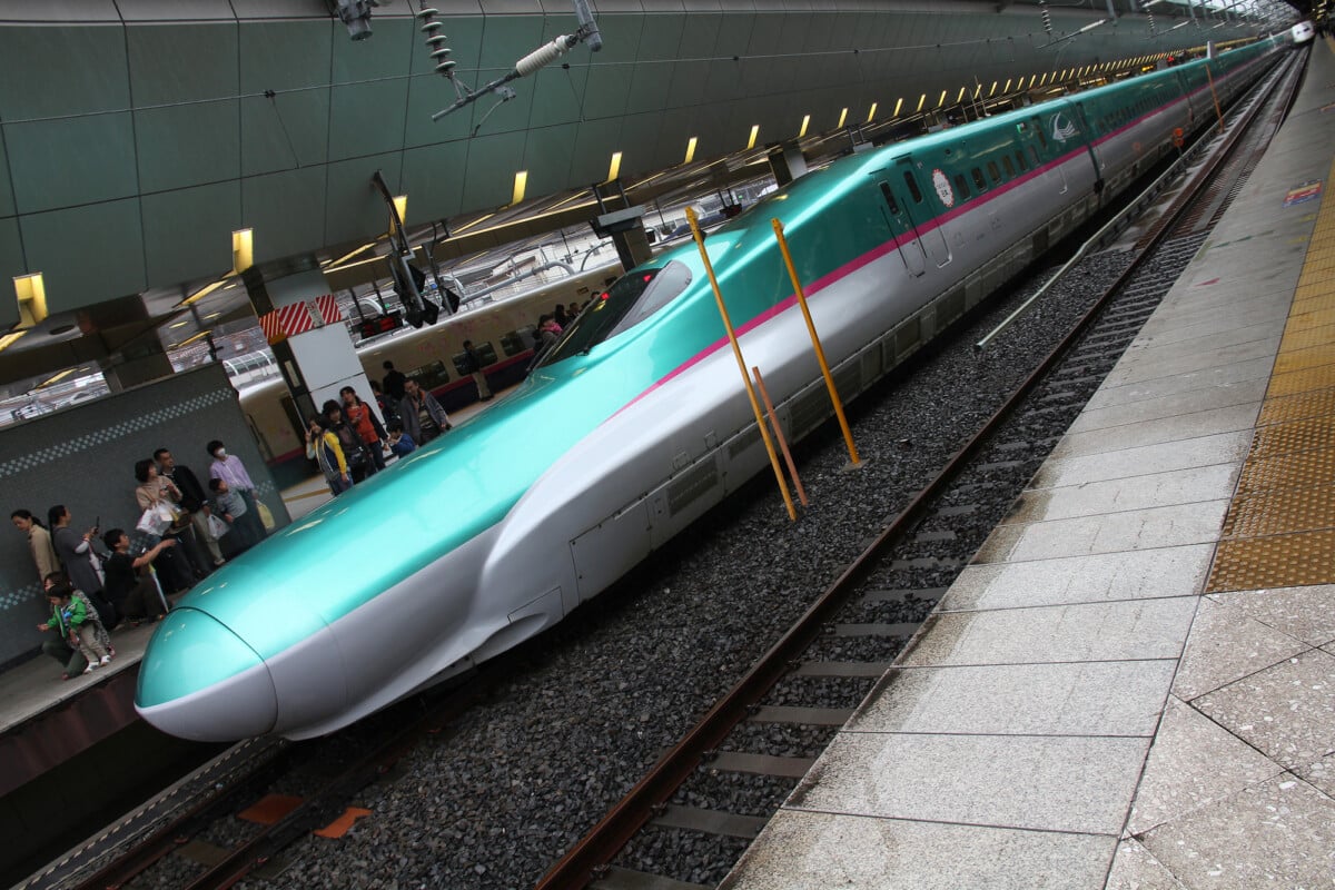 Travelers board Shinkansen Hayabusa train at Tokyo Station. Photo by tupungato via DepositPhotos