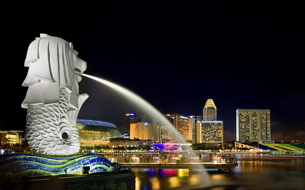Singapore's modern skyline and the city's symbol - the Merlion