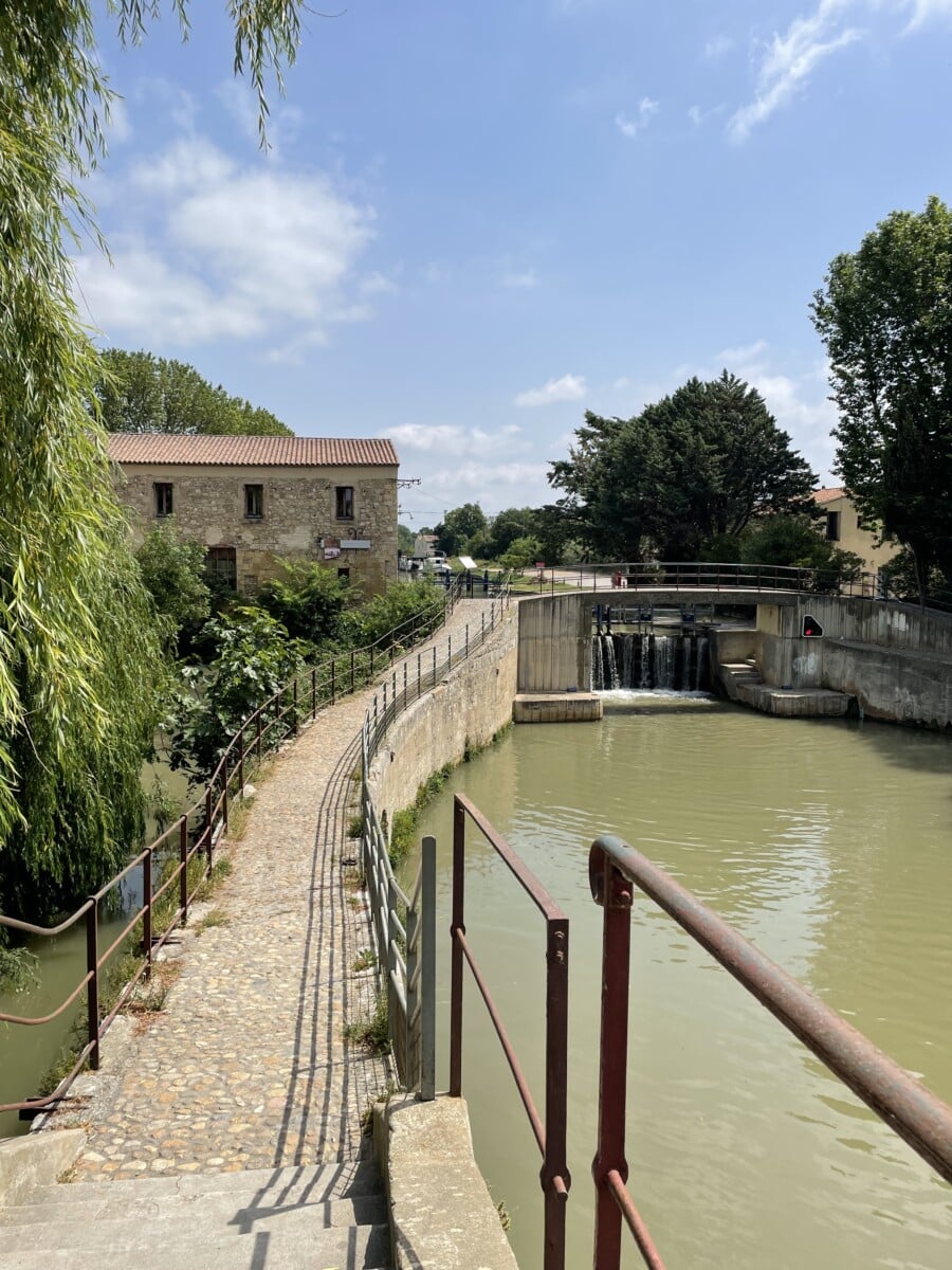 Walkway leaving Île du Gua toward Narbonne.