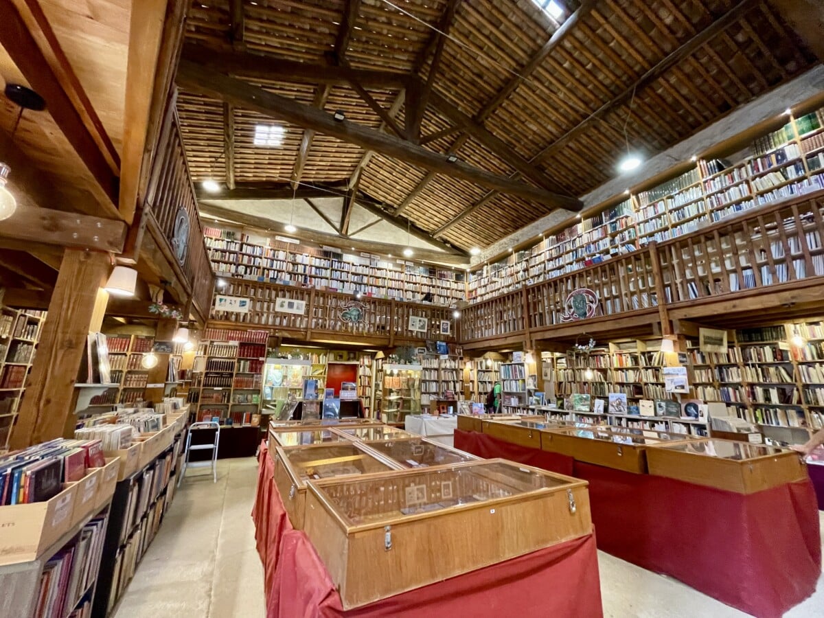 Le Trouve Tout Du Livre in Le Somail France
