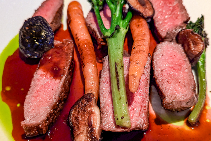Beef fillet with mushrooms, broccoli, and carrots