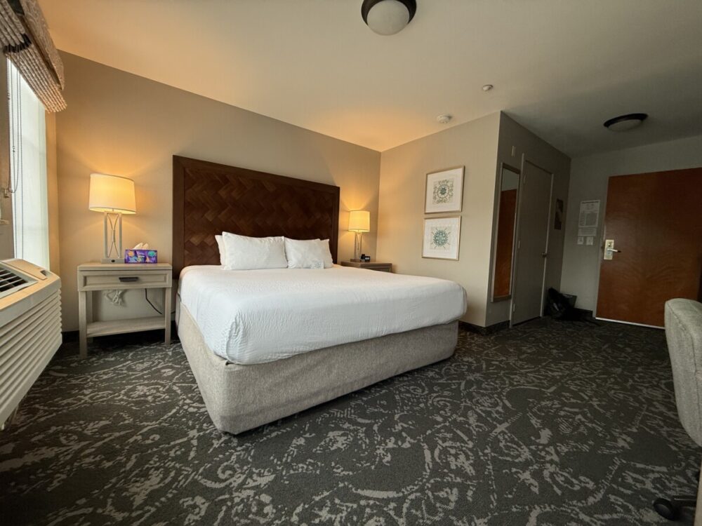 Mediterranean Inn Seattle: A Comfortable Stay in Queen Anne 4 Mediterranean Inn Seattle with king bed